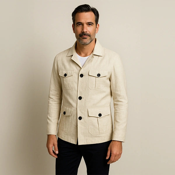 Homme portant une veste saharienne beige élégante avec poches à rabat, style aventurier chic.
