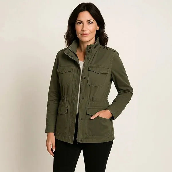 Femme portant une veste saharienne femme kaki avec coupe cintrée, poches à rabat et fermeture zippée, style décontracté chic.