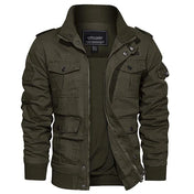 Une veste homme baroudeur de couleur verte kaki, idéale pour les explorateurs urbains et les aventuriers du quotidien. Dotée de multiples poches fonctionnelles et d'une fermeture zippée sous une patte de boutonnage, cette veste combine praticité et style robuste. Les finitions incluent des épaulettes et des poignets côtelés pour un ajustement confortable, parfait pour une tenue à la fois tendance et pratique.
