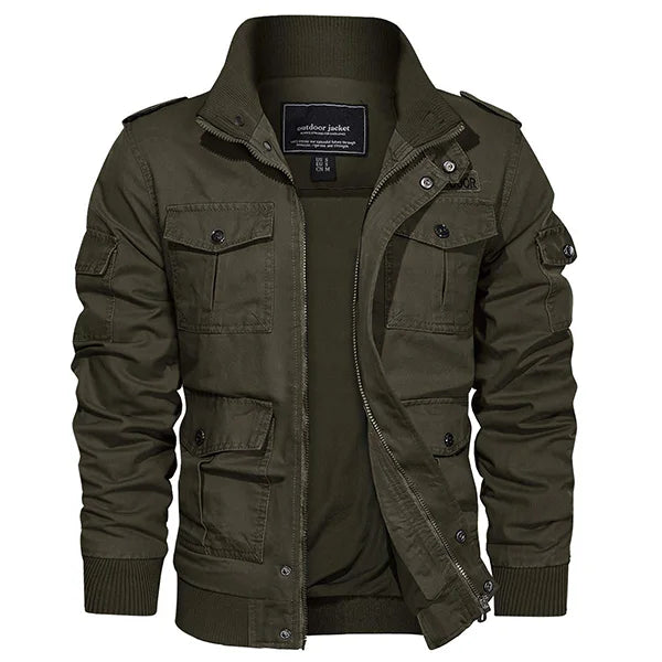 Une veste homme baroudeur de couleur verte kaki, idéale pour les explorateurs urbains et les aventuriers du quotidien. Dotée de multiples poches fonctionnelles et d'une fermeture zippée sous une patte de boutonnage, cette veste combine praticité et style robuste. Les finitions incluent des épaulettes et des poignets côtelés pour un ajustement confortable, parfait pour une tenue à la fois tendance et pratique.