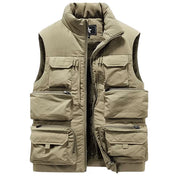 "Veste saharienne sans manche beige, richement équipée de multiples poches pratiques et d'une fermeture éclair centrale. L'intérieur est doublé de fourrure synthétique pour une chaleur accrue, idéale pour les saisons plus froides. Cette veste fonctionnelle est parfaite pour les aventures en extérieur comme pour le quotidien urbain.