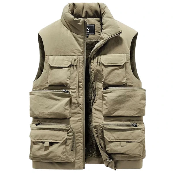 "Veste saharienne sans manche beige, richement équipée de multiples poches pratiques et d'une fermeture éclair centrale. L'intérieur est doublé de fourrure synthétique pour une chaleur accrue, idéale pour les saisons plus froides. Cette veste fonctionnelle est parfaite pour les aventures en extérieur comme pour le quotidien urbain.
