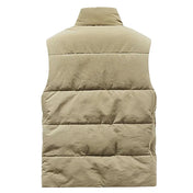 Vue arrière d'une veste saharienne sans manche de couleur beige, affichant un design matelassé pour une isolation optimale. Cette veste est conçue pour offrir chaleur et confort sans compromettre la mobilité, ce qui la rend idéale pour les activités en extérieur par temps froid.