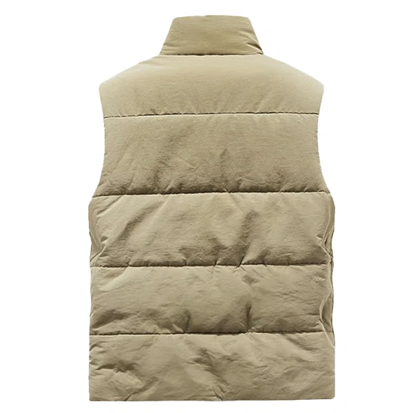 Vue arrière d'une veste saharienne sans manche de couleur beige, affichant un design matelassé pour une isolation optimale. Cette veste est conçue pour offrir chaleur et confort sans compromettre la mobilité, ce qui la rend idéale pour les activités en extérieur par temps froid.