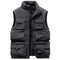Veste sans manche de style saharienne en couleur grise foncée, équipée de nombreuses poches de tailles variées sur le devant pour une utilité maximale. La fermeture éclair robuste et le col montant offrent une isolation et une protection supplémentaires, rendant cette veste idéale pour des activités extérieures par temps froid.