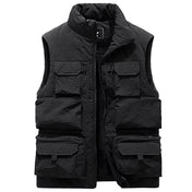 Veste saharienne sans manche de couleur noire, dotée de multiples poches fonctionnelles sur le devant pour un maximum de praticité. Le col montant et la fermeture éclair intégrale ajoutent une couche supplémentaire de protection contre les éléments, faisant de cette veste un choix idéal pour les activités extérieures en conditions froides.