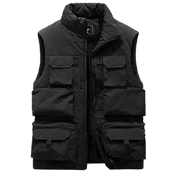 Veste saharienne sans manche de couleur noire, dotée de multiples poches fonctionnelles sur le devant pour un maximum de praticité. Le col montant et la fermeture éclair intégrale ajoutent une couche supplémentaire de protection contre les éléments, faisant de cette veste un choix idéal pour les activités extérieures en conditions froides.