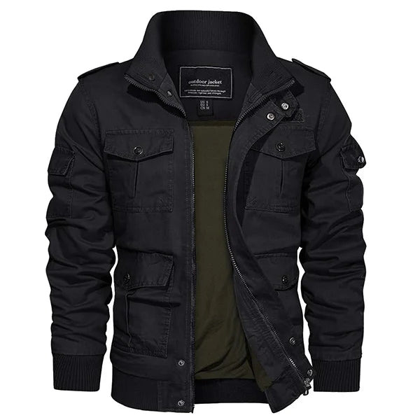 "Une élégante veste homme baroudeur noire, conçue pour allier style et fonctionnalité. Dotée de nombreuses poches pratiques et d'une fermeture éclair couverte par une patte de boutonnage, cette veste est parfaite pour les hommes actifs qui recherchent un vêtement pratique sans compromettre l'élégance. Les finitions robustes et les épaulettes ajoutent une touche d'aventure à son design, la rendant idéale pour une utilisation quotidienne en milieu urbain ou lors d'escapades en plein air.