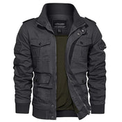 Présentation d'une veste homme baroudeur en teinte grise, combinant style et fonctionnalité pour l'aventurier moderne. Ce vêtement est équipé de nombreuses poches et d'une fermeture éclair pratique, encadrée par des boutons-pression pour une sécurité supplémentaire. Le col montant et les épaulettes renforcent son look robuste, idéal pour ceux qui recherchent un mélange de confort et de résilience dans leur garde-robe urbaine.