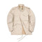 Veste pour homme de style saharienne en tissu beige, présentant un design classique avec quatre poches à rabat sur le devant et des épaulettes. La veste est fermée par des boutons pression visibles et équipée de cordons de serrage à la taille pour un ajustement personnalisé, mettant en avant une allure fonctionnelle et élégante.