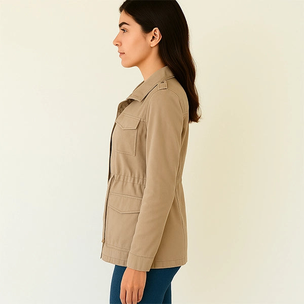 Profil d'une femme portant une veste saharienne femme beige, coupe droite avec poches à rabat, idéale pour un style élégant et décontracté.