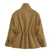 Vue arrière d’une veste saharienne camel pour femme, présentée à plat, avec taille froncée, manches longues et col montant, idéale pour un look structuré et élégant.