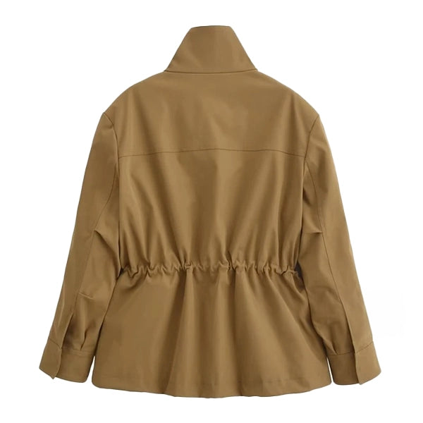 Vue arrière d’une veste saharienne camel pour femme, présentée à plat, avec taille froncée, manches longues et col montant, idéale pour un look structuré et élégant.