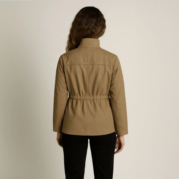 Dos d’une femme portant une veste saharienne camel pour femme, cintrée à la taille avec col montant et manches longues, coupe élégante et structurée.