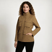 Femme portant une veste saharienne camel cintrée, avec quatre poches à rabat, coupe droite et fermeture zippée, idéale pour un look casual chic.