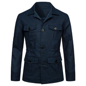 Veste saharienne en lin bleu marine pour homme, vue de face. Dotée de poches à rabat, d'une fermeture à boutons noirs et d'un col classique, idéale pour un style décontracté mais raffiné.