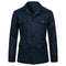 Veste saharienne en lin bleu marine pour homme, vue de face. Dotée de poches à rabat, d'une fermeture à boutons noirs et d'un col classique, idéale pour un style décontracté mais raffiné.