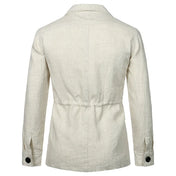 Vue arrière d'une veste saharienne en lin pour homme, montrant les détails de la couture, un élastique à la taille et les boutons noirs aux poignets. La couleur neutre et le design épuré offrent un style sobre et élégant.