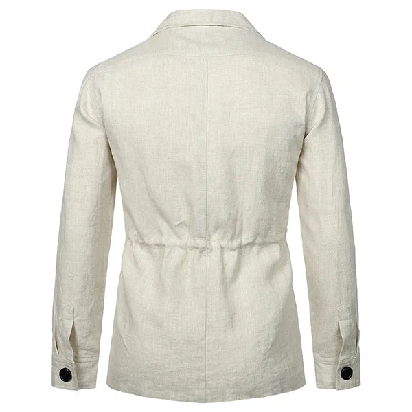 Vue arrière d'une veste saharienne en lin pour homme, montrant les détails de la couture, un élastique à la taille et les boutons noirs aux poignets. La couleur neutre et le design épuré offrent un style sobre et élégant.