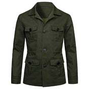 Veste saharienne en lin pour homme de couleur kaki, présentée de face. Dotée de quatre poches à rabat et de boutons noirs, cette veste combine fonctionnalité et style pour un look outdoor élégant.
