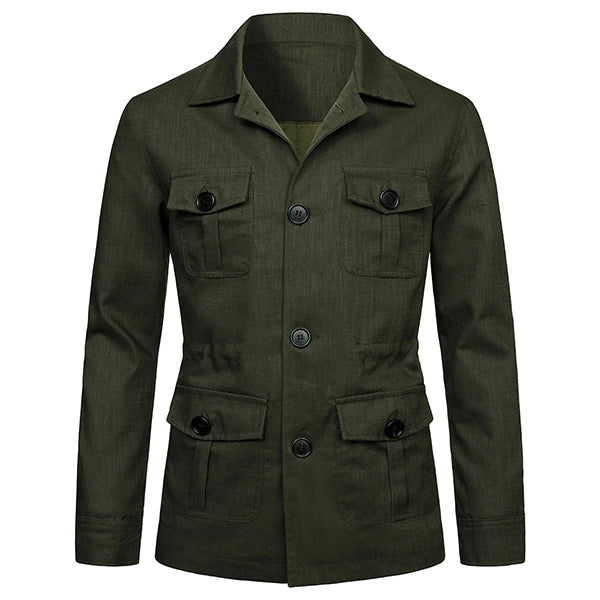 Veste saharienne en lin pour homme de couleur kaki, présentée de face. Dotée de quatre poches à rabat et de boutons noirs, cette veste combine fonctionnalité et style pour un look outdoor élégant.