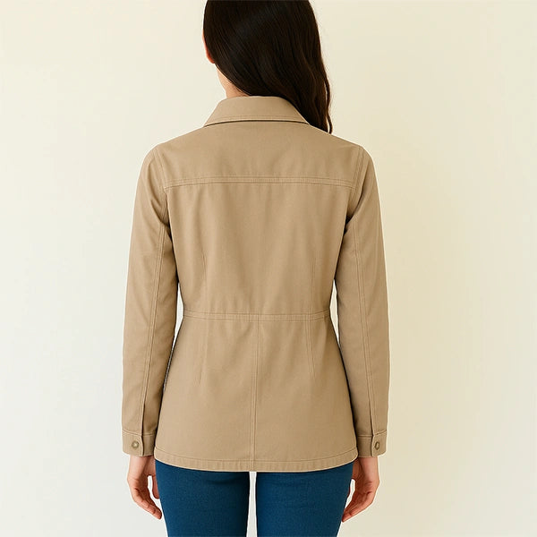 Dos d’une femme portant une veste saharienne femme beige, coupe cintrée avec coutures apparentes, mettant en valeur la silhouette.